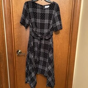 Like new! Beautiful Elle black & white dress w/ front or back waist tie size L